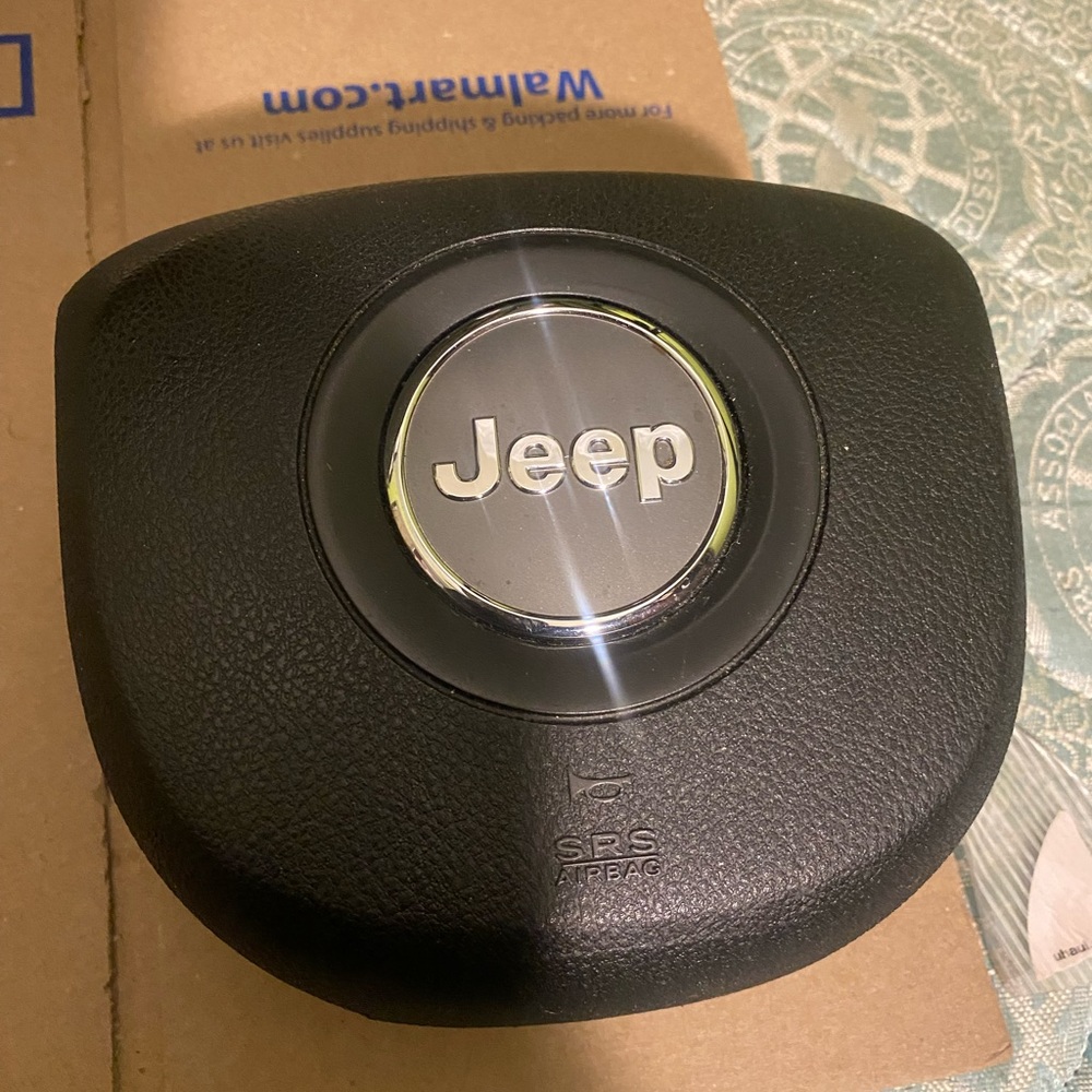 2016-2018 Jeep Cherokee drivers side steering wheel airbag